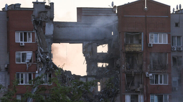 Руски ракетен удар порази 9 етажна жилищна сграда в украинския