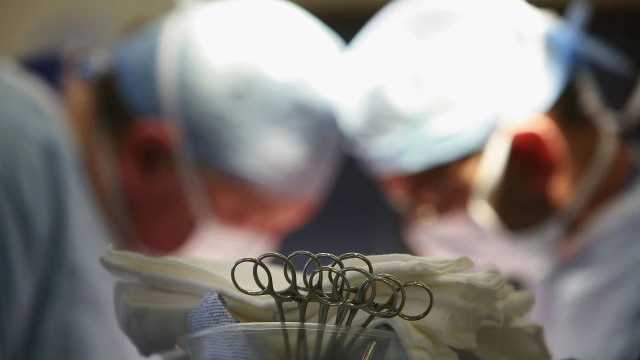 Гинеколози извадиха 10 килограмова киста от жена в болницата в Кърджали