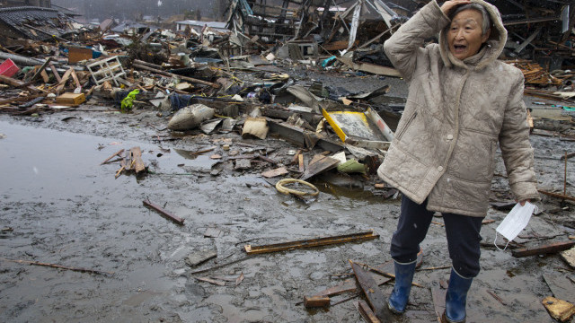 Шест дни след катастрофалното земетресение в Япония спасителни екипи извадиха