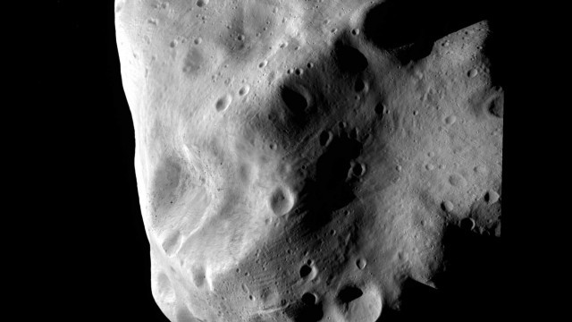  Два големи астероида ще преминат край Земята тази седмица в
