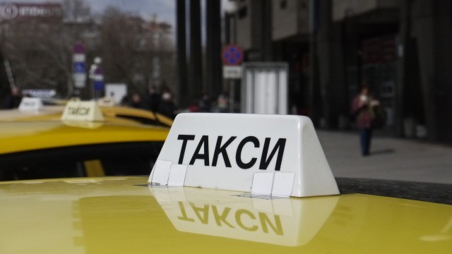 В полицейския арест е задържан таксиметров шофьор който не се