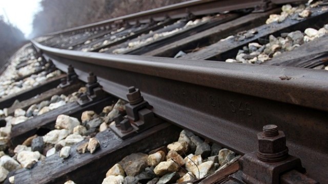Мъж и жена са загинали, след като влак е блъснал