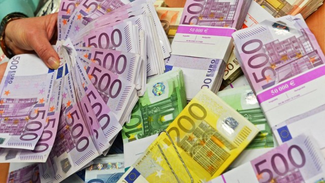 Инспектори от митница Русе задържаха 71 570 евро скрити под