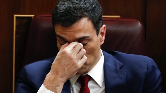 Испанският премиер Педро Санчес съобщи че ще остане на поста