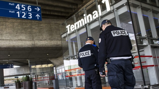  Хванаха рускоговорящ с експлозиви до летище Париж Шарл дьо Гол