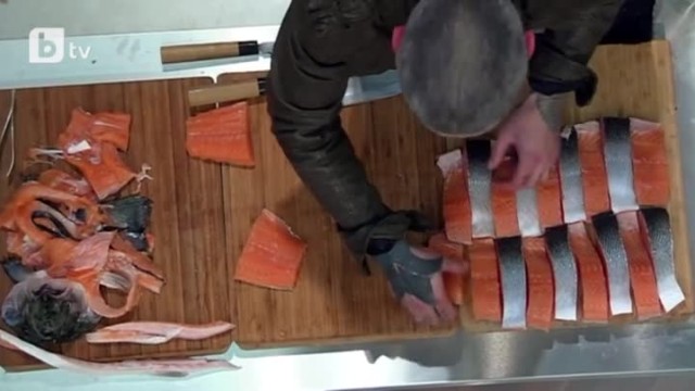 Chef Михалчев демонстрира японската техника за обработка на сьомга