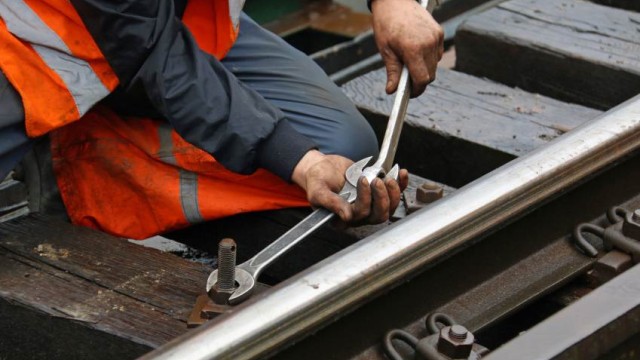 Двама служители на Национална компания Железопътна инфраструктура са били блъснати