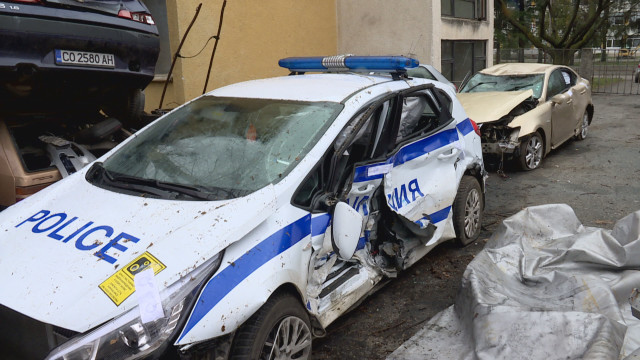 В Бургас 20-годишна с БМВ блъсна спряла патрулка, двама полицаи са в болница