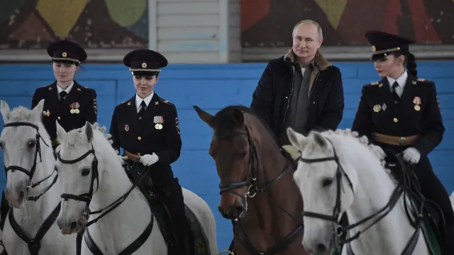 Путин на кон пред дамите от московската полиция