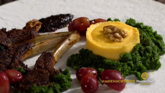 Рецепта на седмицата от Лидия: Агнешки котлет с винен сос, пюре от батат и картофи и мъх от билки