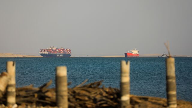След повреда товарен кораб е заседнал в Суецкия канал предава