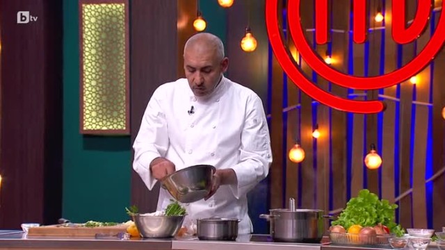 Chef Мохамед Рамадан показва най-сложната част - приготвянето на соса