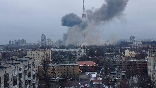 Телевизионната кула в Киев е била ударена от артилерийски снаряд