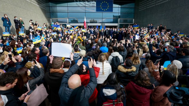 Голяма част от Европейски парламент аплодира на крака украинския президент
