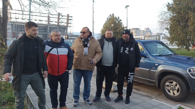 Фенове на "Локо" Пд тръгнаха към границата, ще извозват бежанци с личните си автомобили (ВИДЕО)