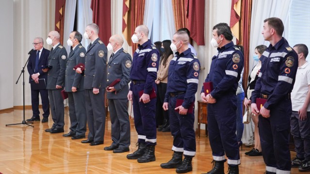 Президентът Румен Радев удостои с отличие огнеборците, които участваха в