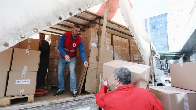 Първите четири камиона на Българския червен кръст с дарения за