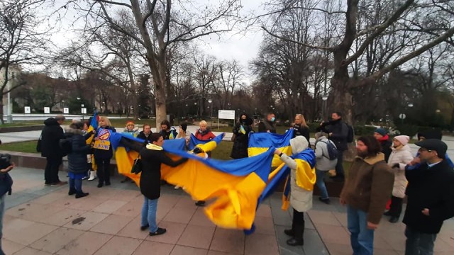 Няколко десетки граждани в Пловдив протестират срещу руската агресия в
