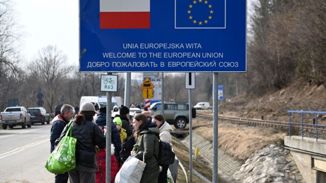 Почти 600 000 украинци вече са влезли в Полша и