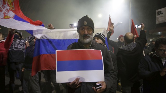 Около хиляда души се събраха снощи в Белград за да