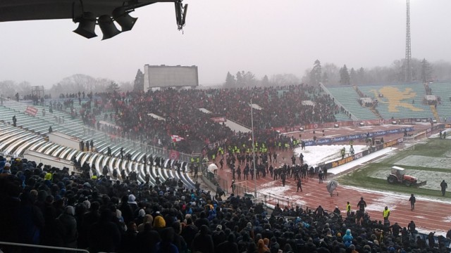 Феновете на ЦСКА успяха да пробият загражденията и да влязат