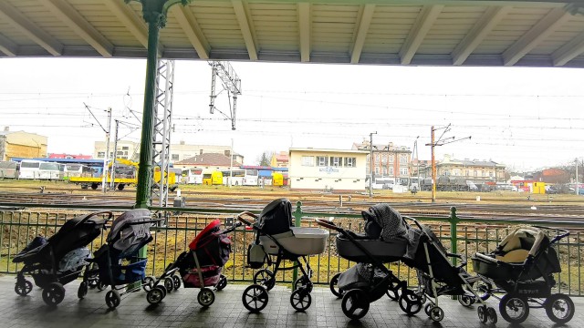 Кадър от полска гара трогна хиляди Полски майка оставят празни