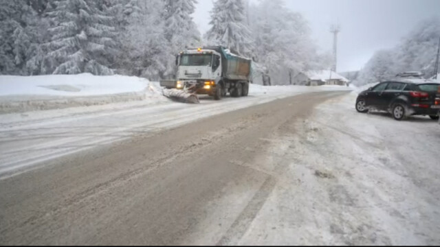 Заради снеговалежите 960 снегопочистващи машини обработват пътните настилки, за да