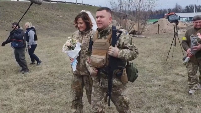 На фона на войната в Украйна - двойка украинци се
