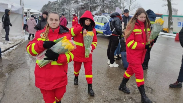 На 8 март: Посрещат с цветя украинските бежанки в Румъния