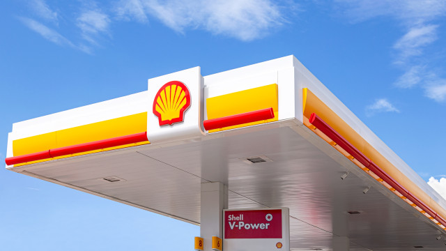 Световният енергиен гигант Shell обяви че затваря бензиностанциите си в