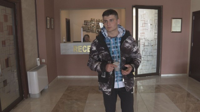 16 годишният Андрей който напусна дома и семейството си за да