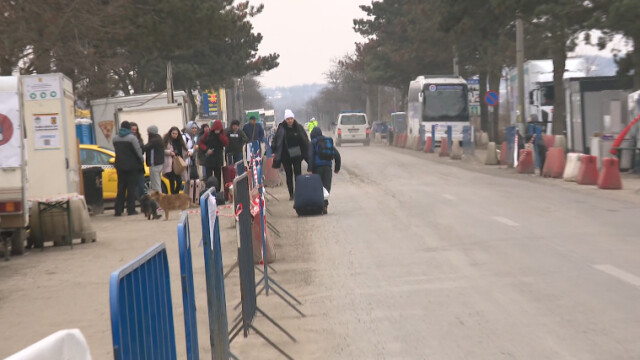 Екип на bTV на границата между Румъния и Украйна: Има всякакви продукти от първа необходимост