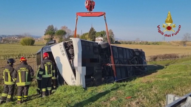 Автобус с украински бежанци катастрофира в Италия Има загинал и