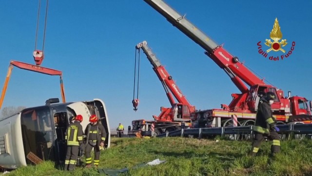 Автобус с украински бежанци катастрофира в Италия Има загинал и