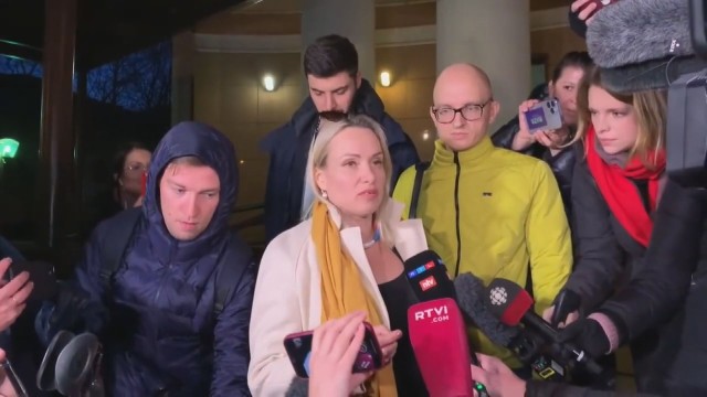 Френският президент Еманюел Макрон предложи убежище на Марина Овсянникова която