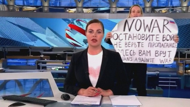 Руската телевизионна журналистка Марина Овсянникова беше осъдена задочно на 8