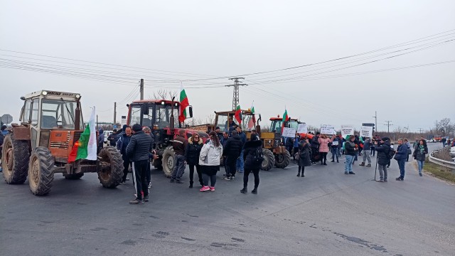 Протест на производители на плодове и зеленчуци край Пловдив в