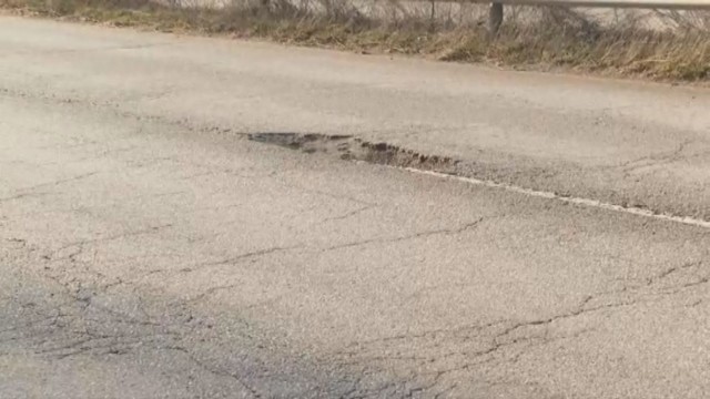 Коварни дупки се отвориха на международния път Е 79 между Враца