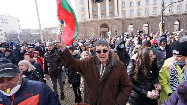 Депутати активисти и симпатизанти на ГЕРБ се събраха пред Министерския
