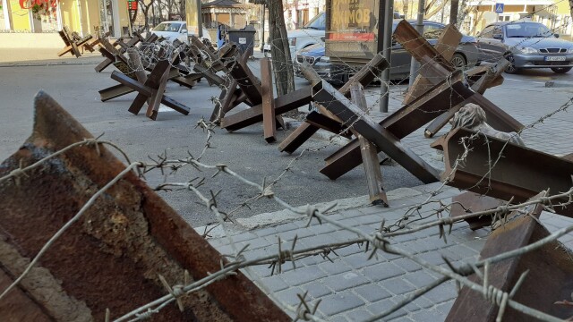 Целият център на Одеса е затворен барикадиран и миниран предават