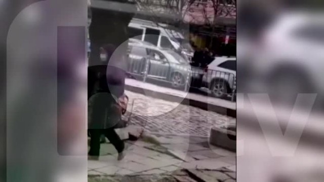 Видео на което се вижда как полицаи удрят и ритат