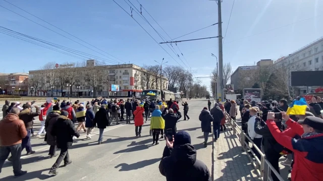 Руските войски разпръснаха митинг на местни жители които протестират срещу