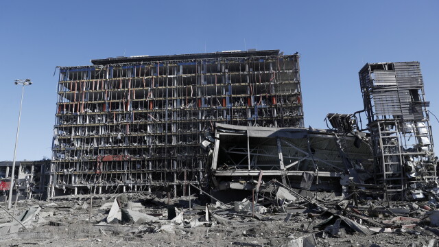 Търговският център в Киев, който беше бомбардиран по-рано през деня