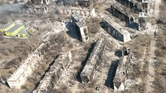 Нови сателитни снимки показват все по големите разрушения в Мариупол Градът