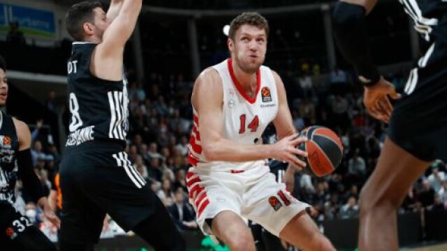 Най добрият български баскетболист Александър Везенков върна Олимпиакос към победите