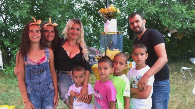 Да не чуваш и смеха, и снарядите: Глухо семейство с 8 деца от Украйна търси спасение у нас