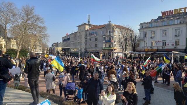 Стотици хора излязоха на протест във Варна срещу войната в