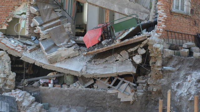 Стена на двуетажна къща в Хасково се срути тази сутрин