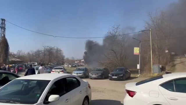Пожар изпепели няколко леки автомобила на обществен паркинг откъм село