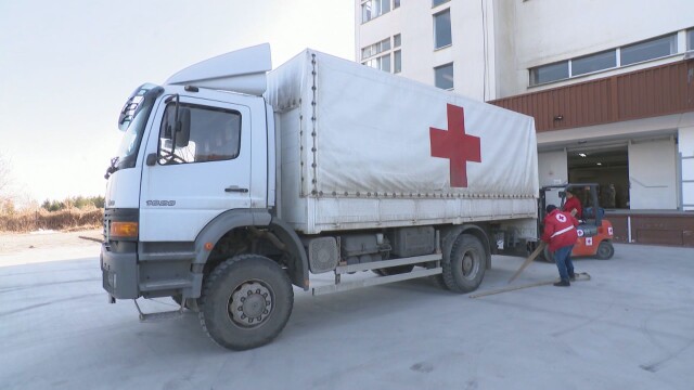Конвоят на Българския червен кръст с хуманитарна помощ продължава да